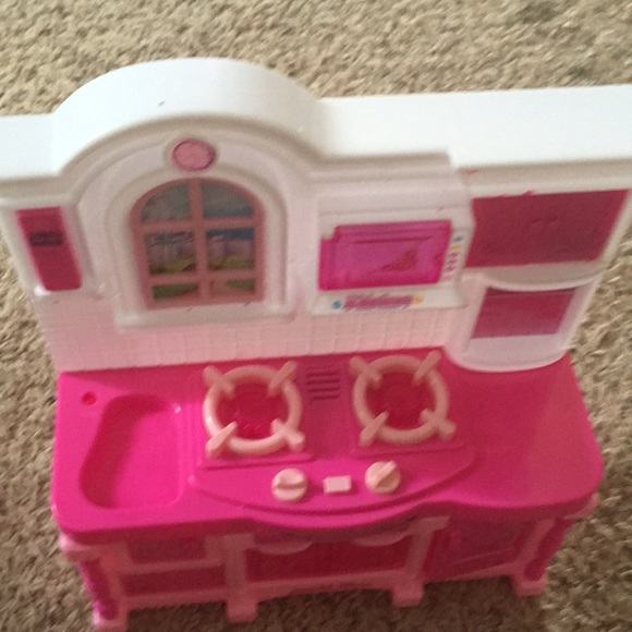This is a tiny Barbie sized kitchen. - Picture 2 of 4